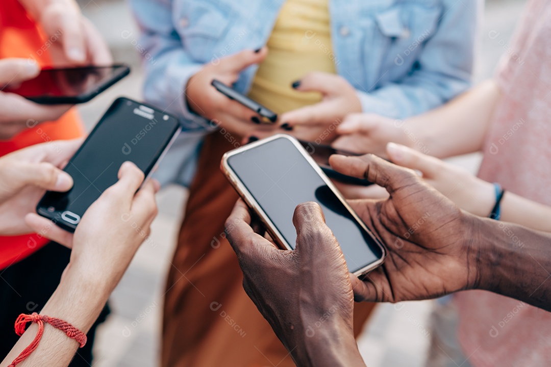 Jovens multirraciais usando smartphones