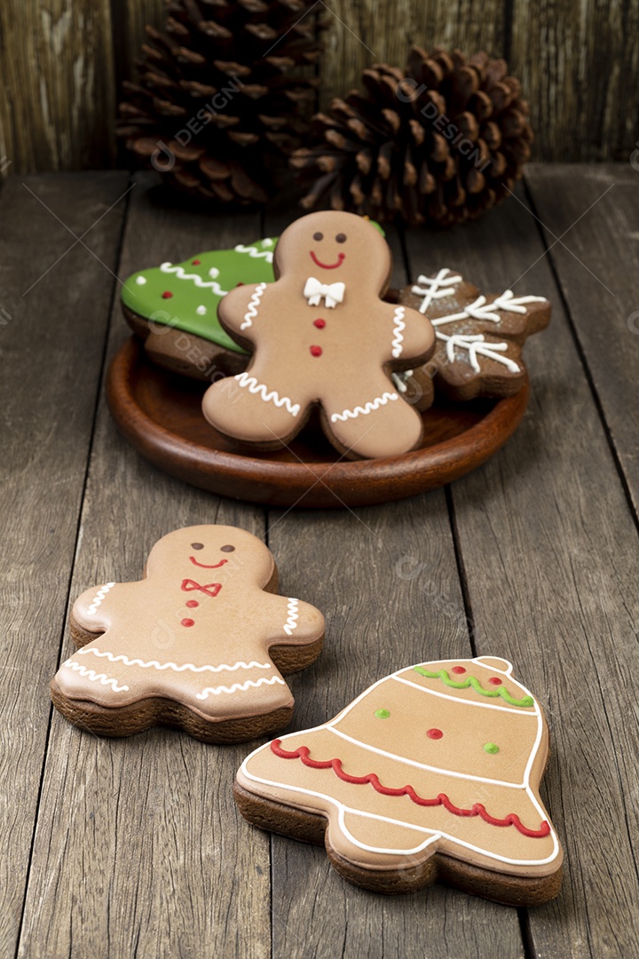 Biscoitos de gengibre de natal tradicionais sobre uma mesa de madeira.