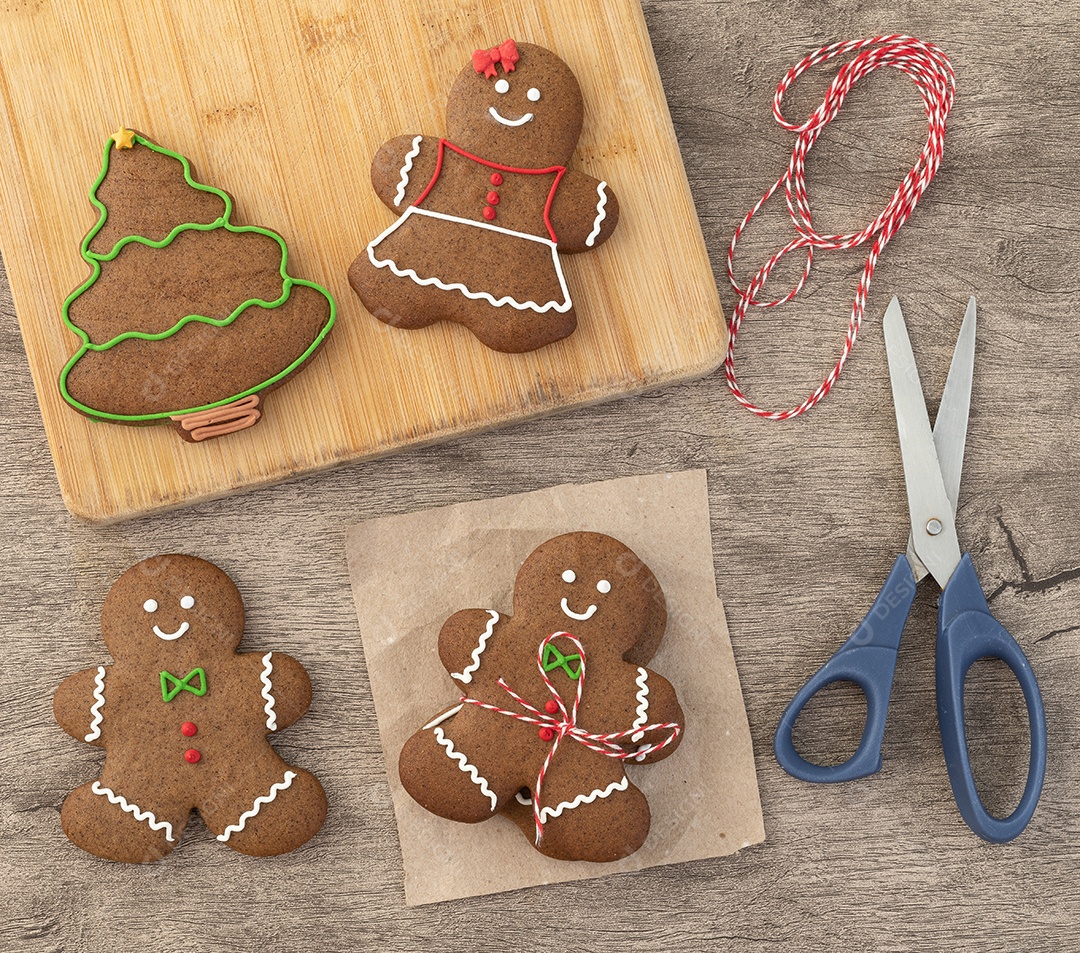 Biscoitos de gengibre de natal tradicionais sobre uma mesa de madeira.