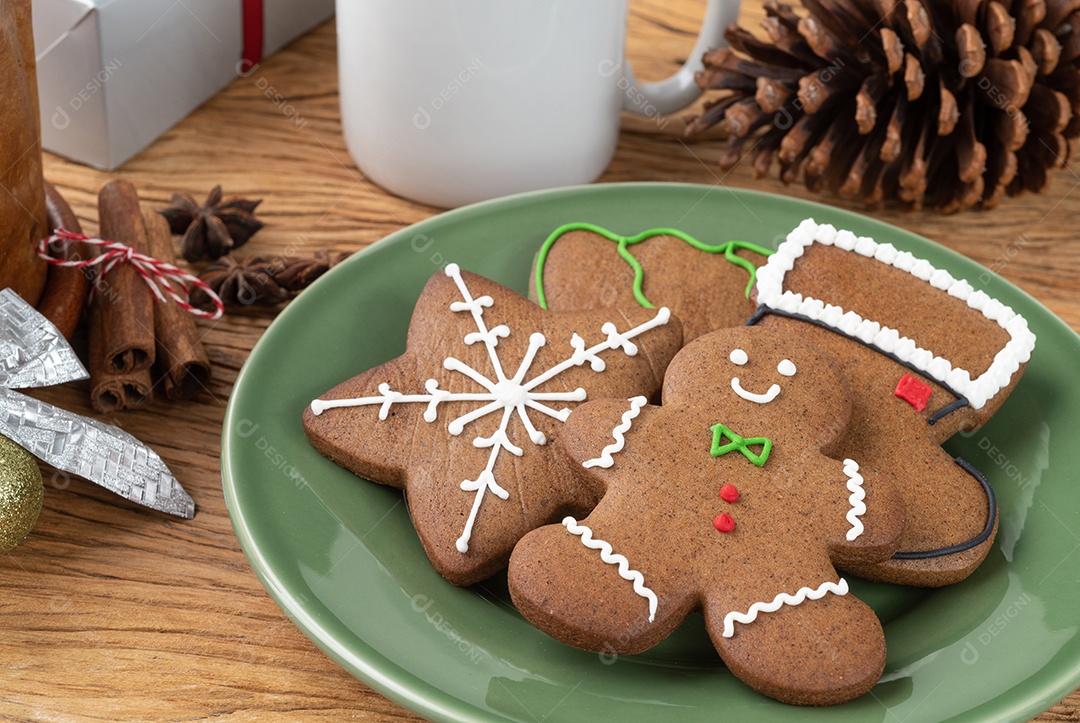 Biscoitos de gengibre de natal tradicionais sobre uma mesa de madeira.