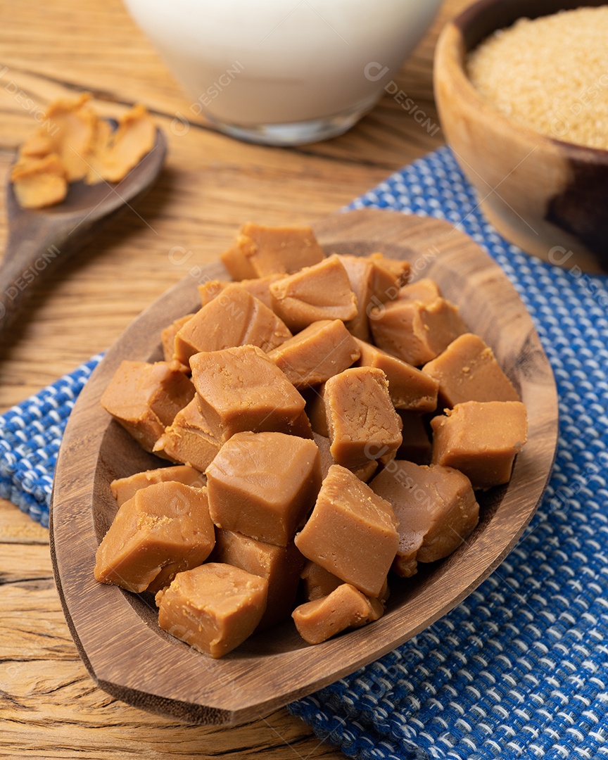 Doce de leite ou doce de leite, tradicional doce de leite sul-americano sobre tábua de madeira.