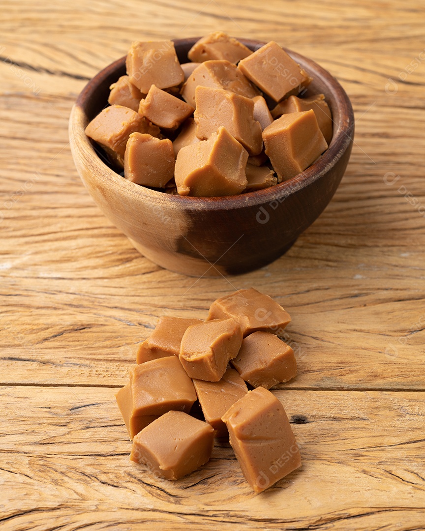 Doce de leite ou doce de leite, tradicional doce de leite sul-americano sobre tábua de madeira.