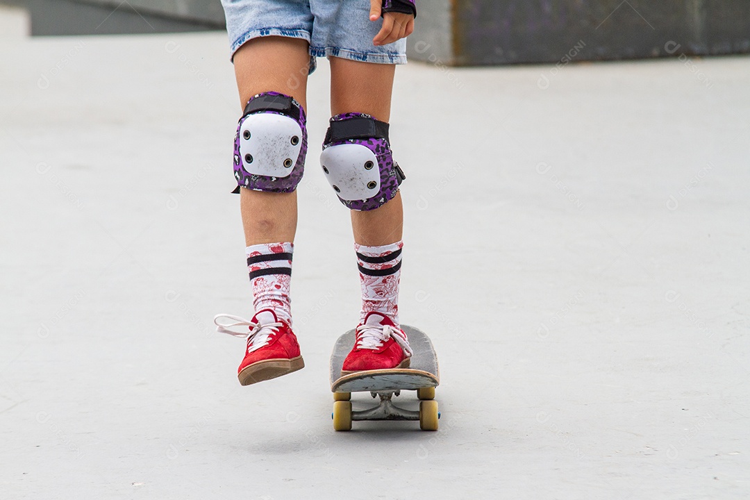 Garota andando de skate em uma pista de skate no Rio de Janeiro.