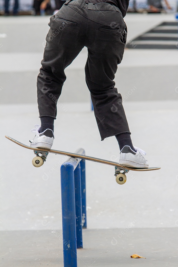Garota andando de skate em uma pista de skate no Rio de Janeiro.