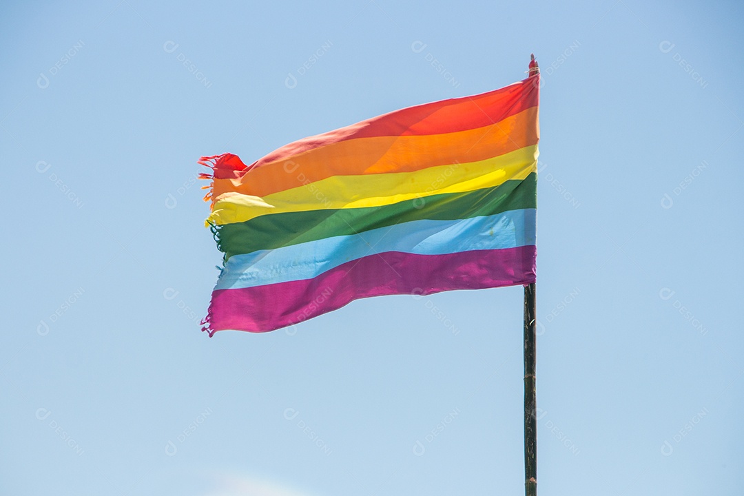 Bandeira LGBT ao ar livre no Rio de Janeiro.