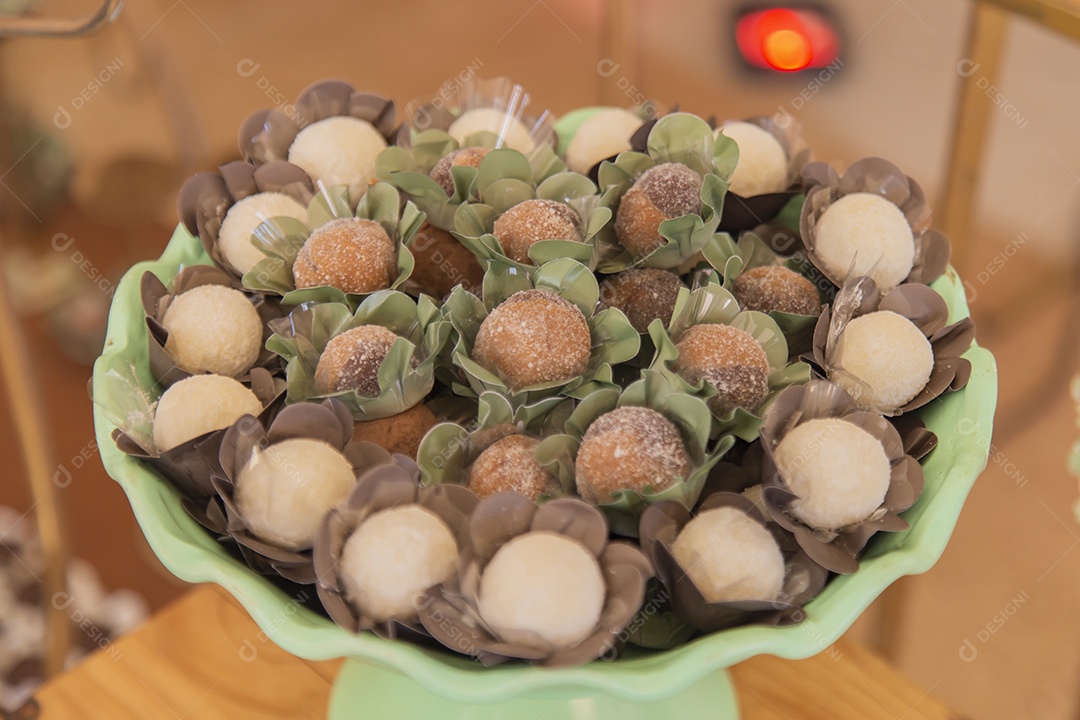 Doces enfeites sobre uma tigela mesa festas