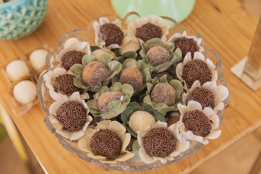 Doces enfeites sobre uma tigela mesa festas