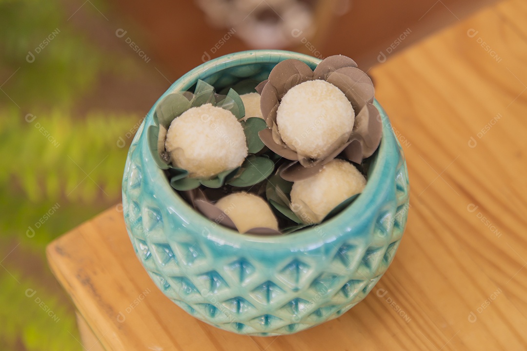 Doces enfeites sobre uma tigela mesa festas
