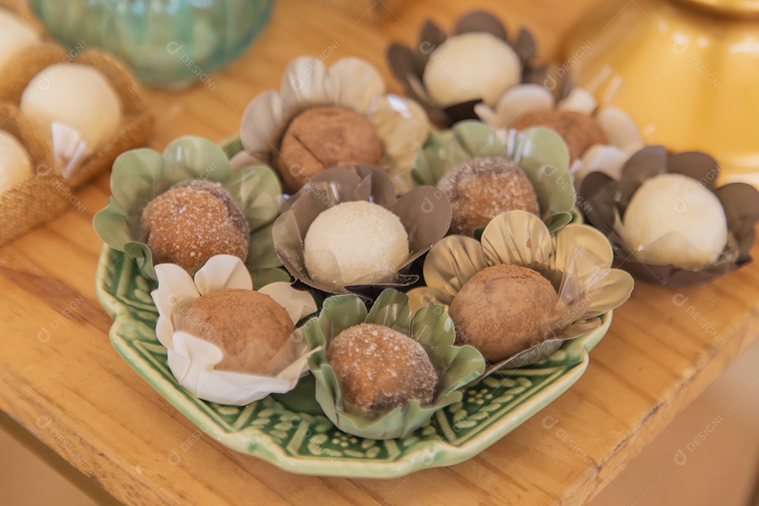 Doces enfeites sobre uma tigela mesa festas