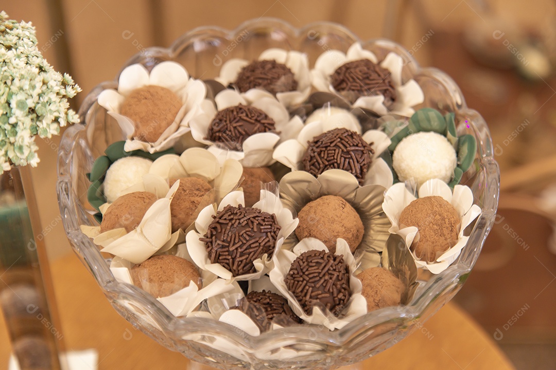 Doces enfeites sobre uma tigela mesa festas