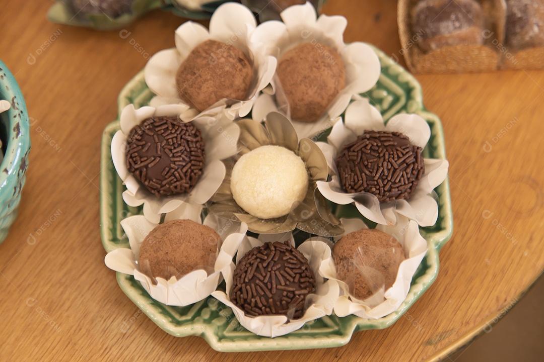 Doces enfeites sobre uma tigela mesa festas