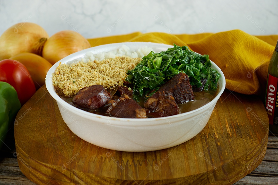 Marmitex feita com comidas típicas brasileiras.