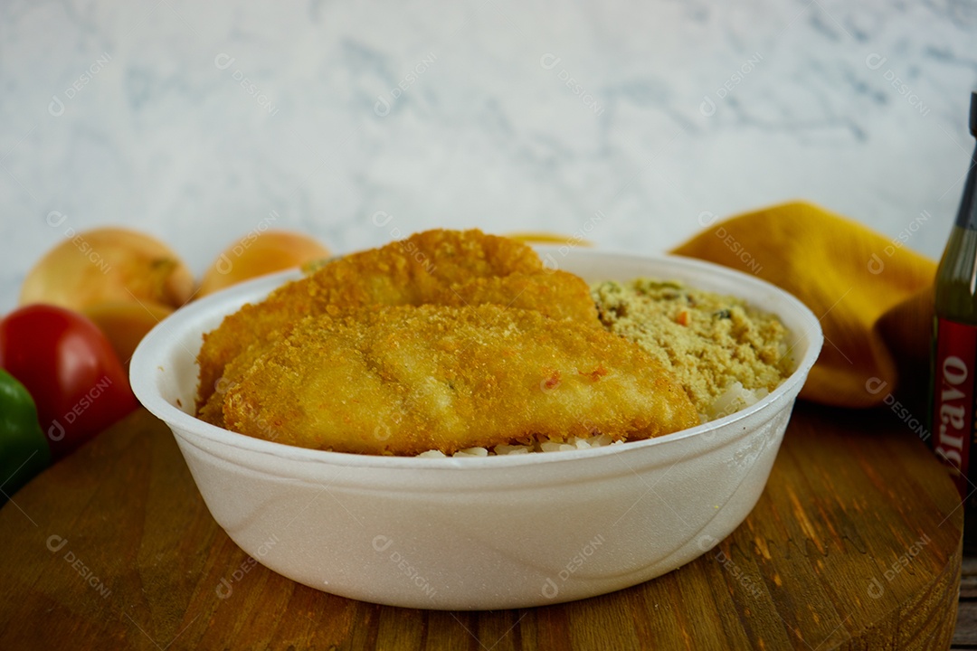 Marmitex feita com comidas típicas brasileiras.