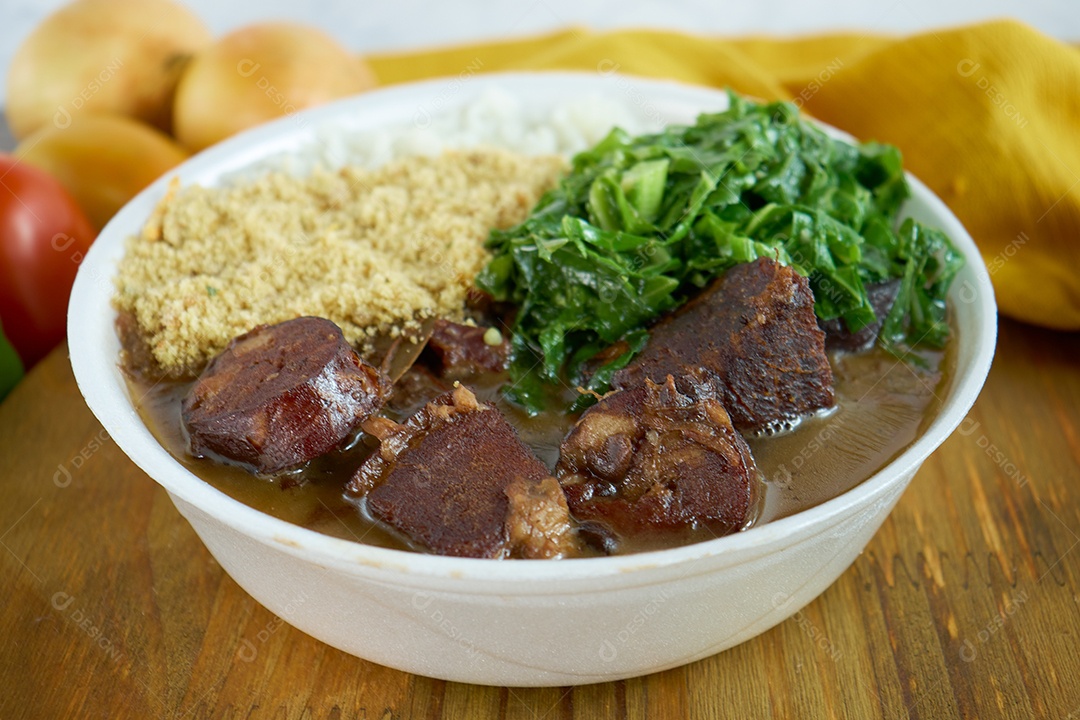 Marmitex feita com comidas típicas brasileiras.