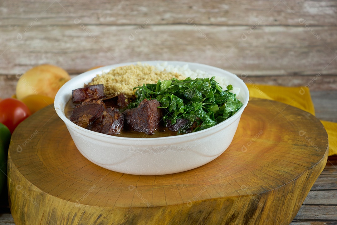 Marmitex feita com comidas típicas brasileiras.