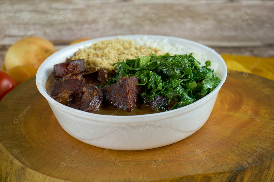 Marmitex feita com comidas típicas brasileiras.