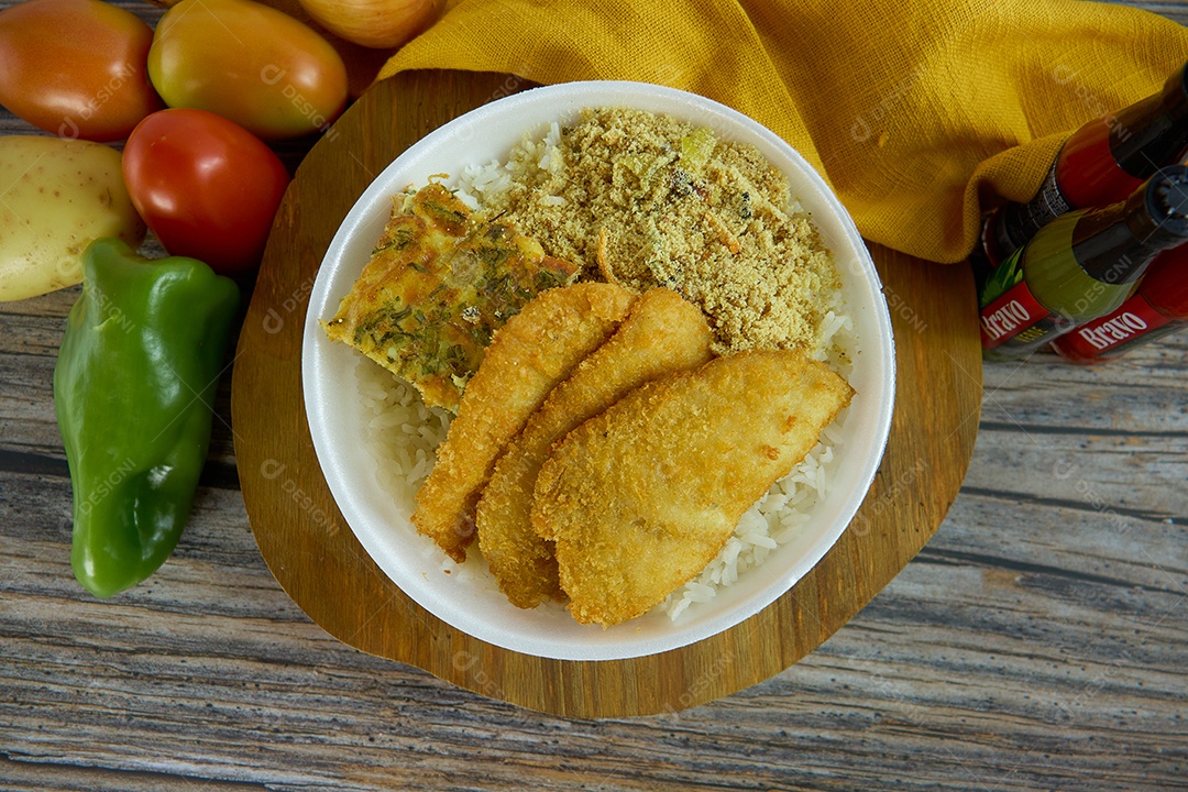 Marmitex feita com comidas típicas brasileiras.