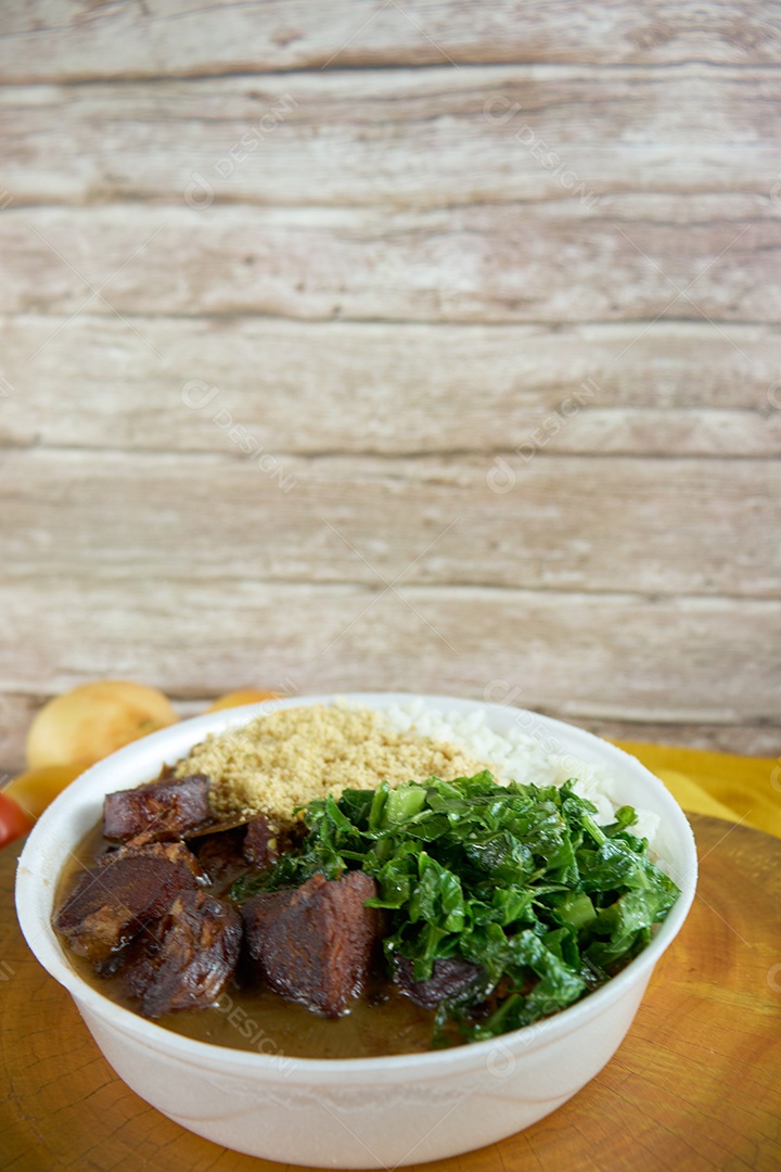 Marmitex feita com comidas típicas brasileiras.