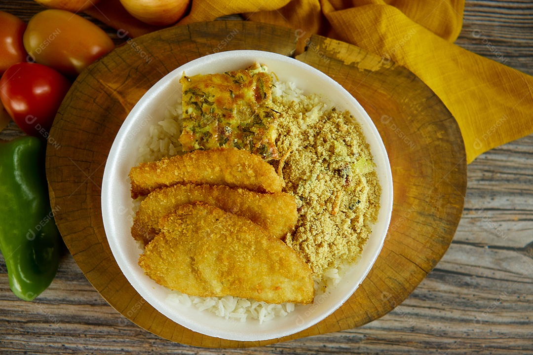 Marmitex feita com comidas típicas brasileiras.