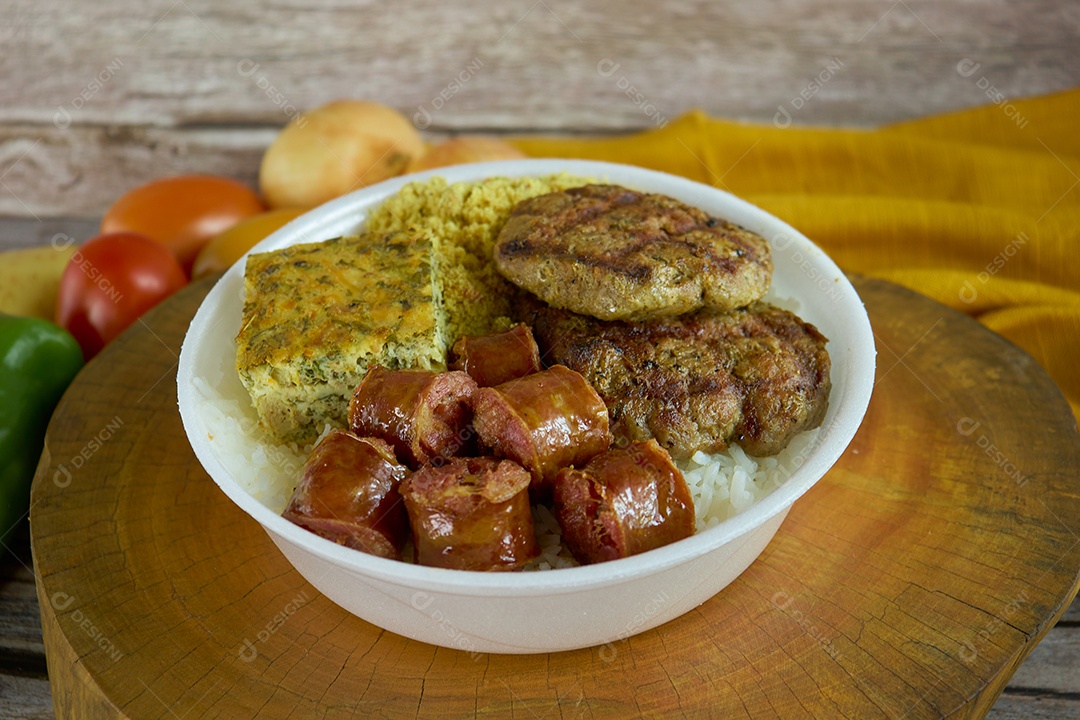 Marmitex feita com comidas típicas brasileiras.