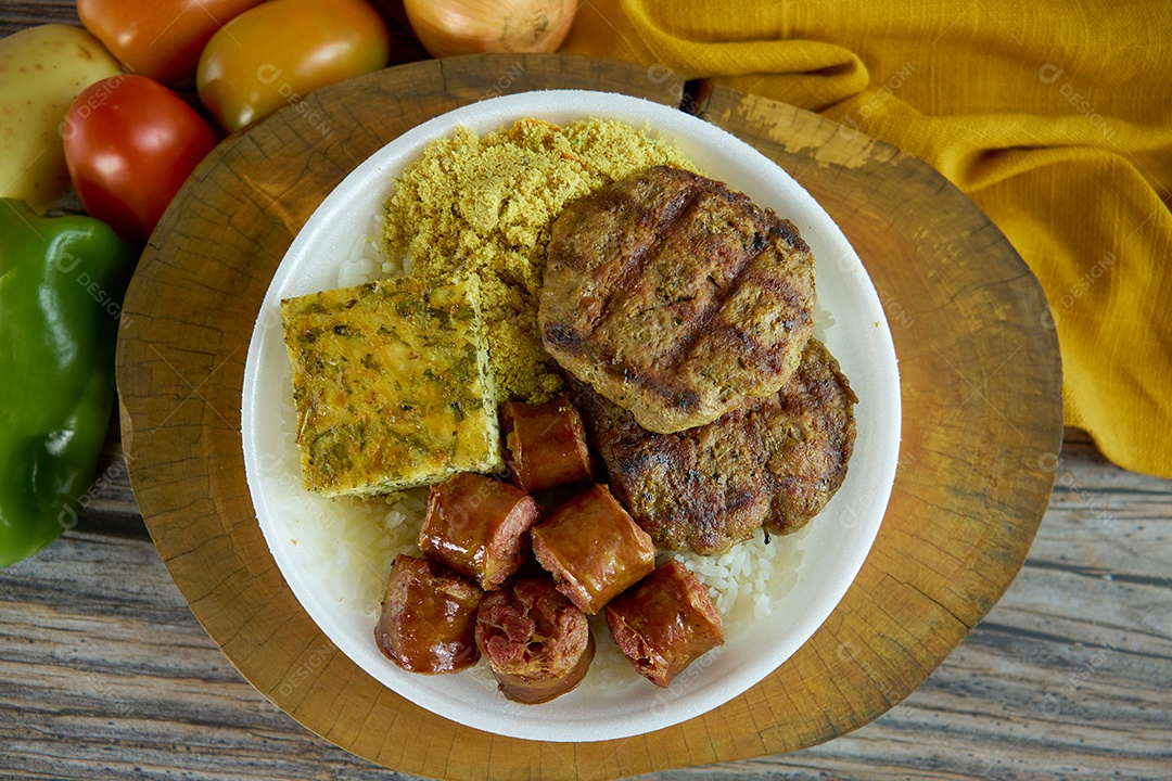 Marmitex feita com comidas típicas brasileiras.