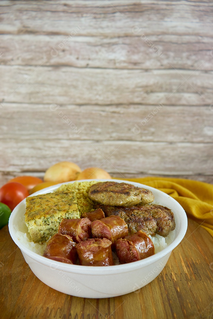 Marmitex feita com comidas típicas brasileiras.