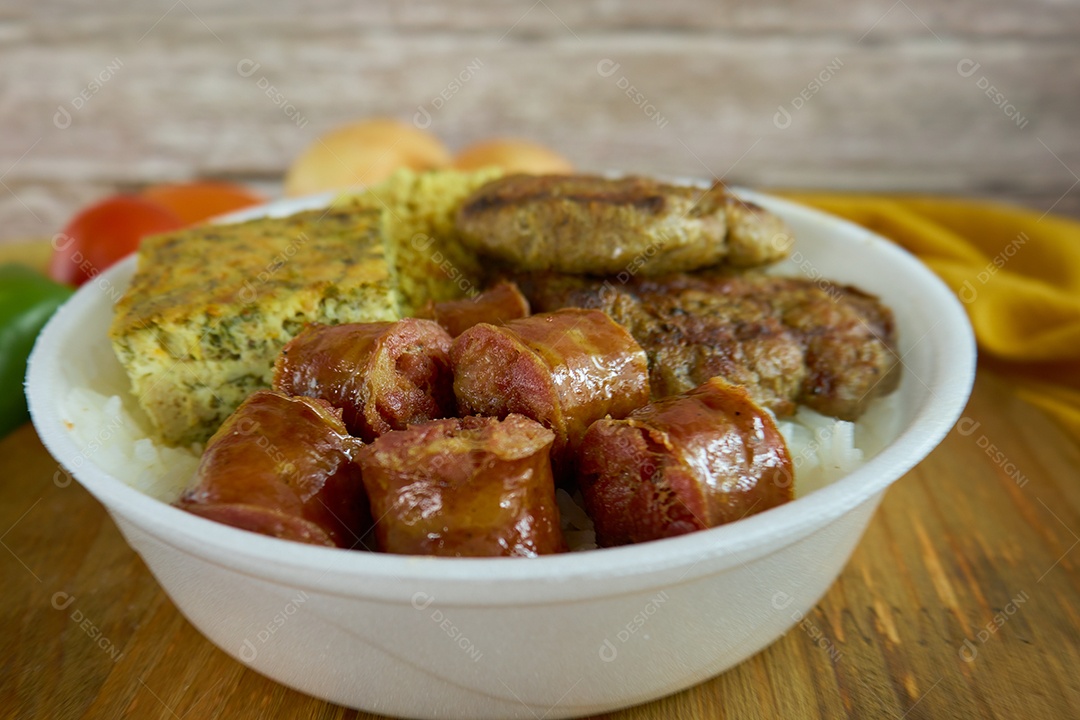 Marmitex feita com comidas típicas brasileiras.