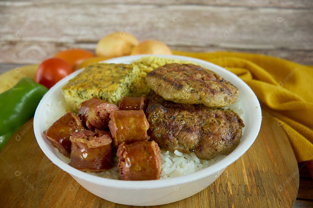 Marmitex feita com comidas típicas brasileiras.