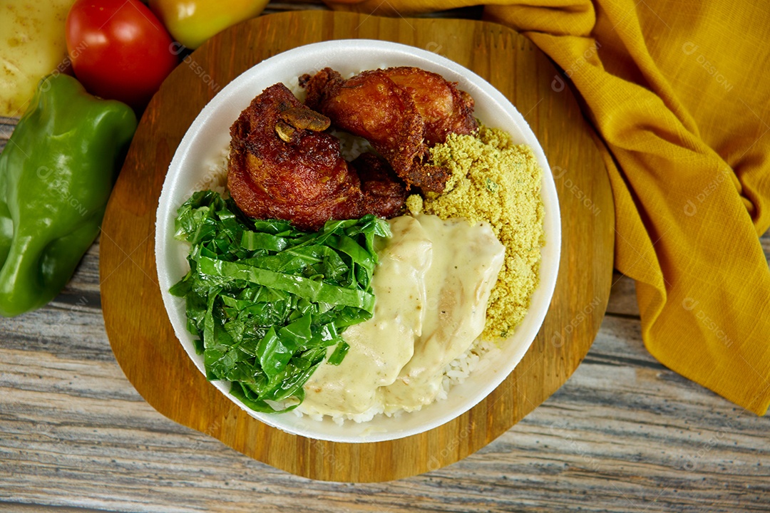 Marmitex feita com comidas típicas brasileiras.