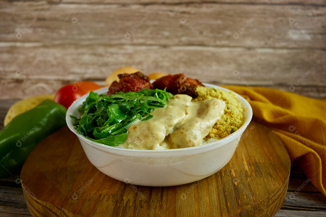 Marmitex feita com comidas típicas brasileiras.