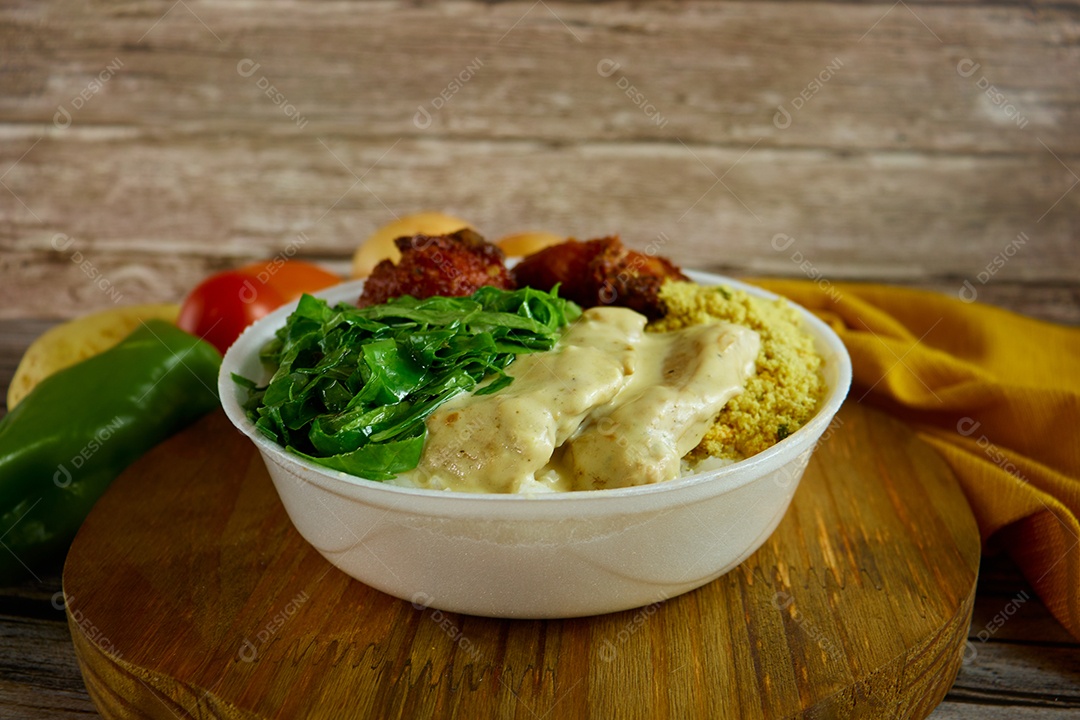 Marmitex feita com comidas típicas brasileiras.
