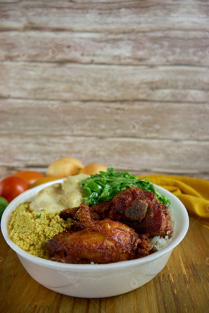 Marmitex feita com comidas típicas brasileiras.