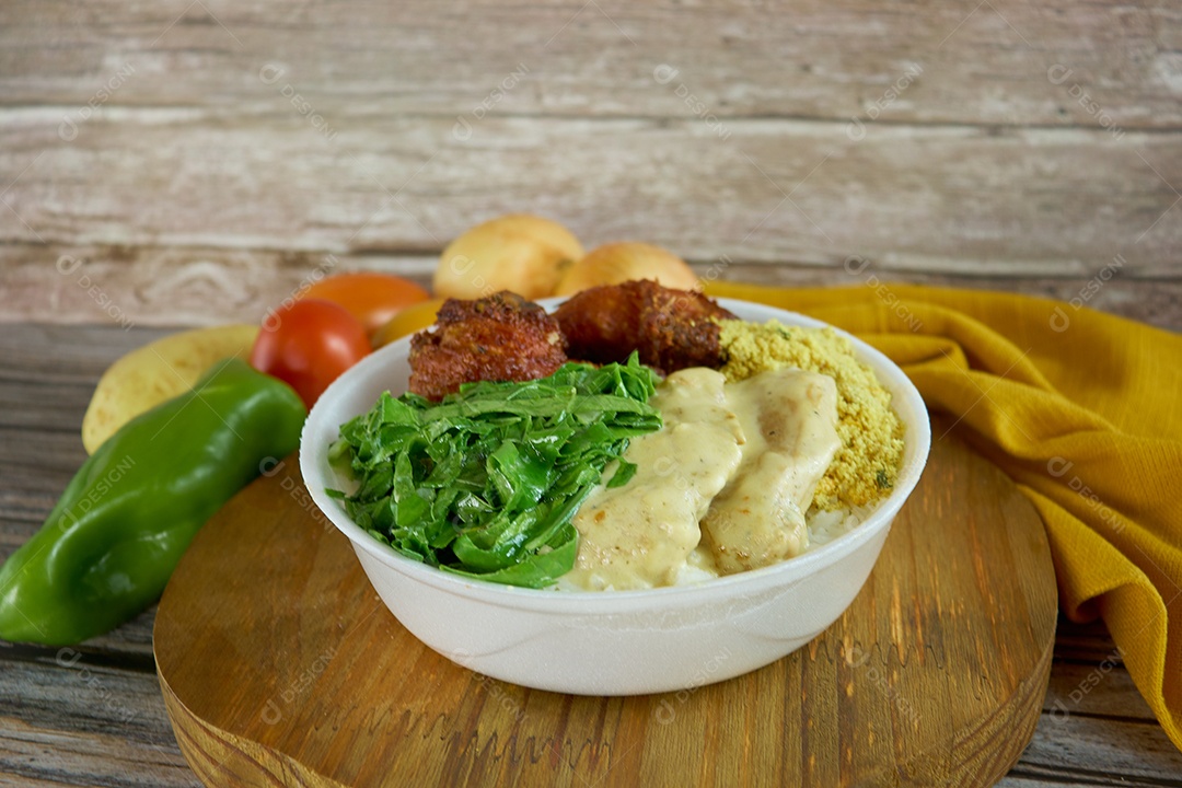 Marmitex feita com comidas típicas brasileiras.