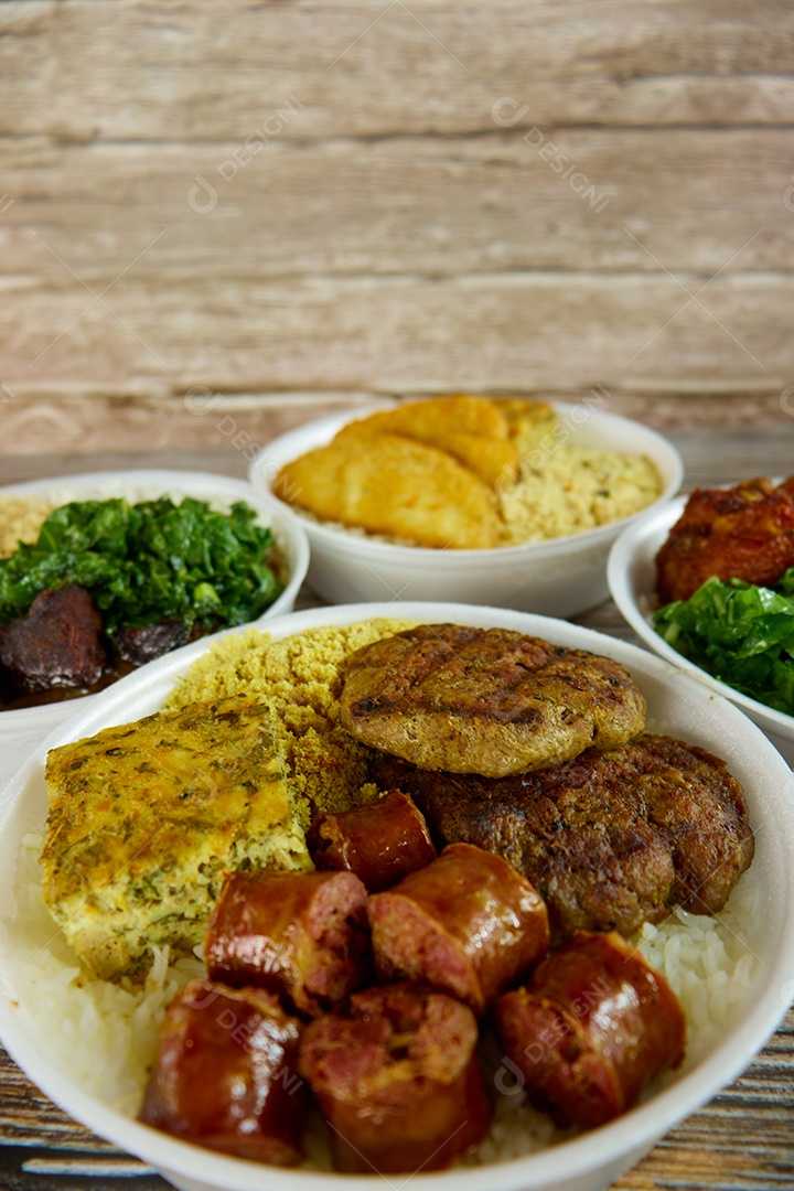 Marmitex feita com comidas brasileiras