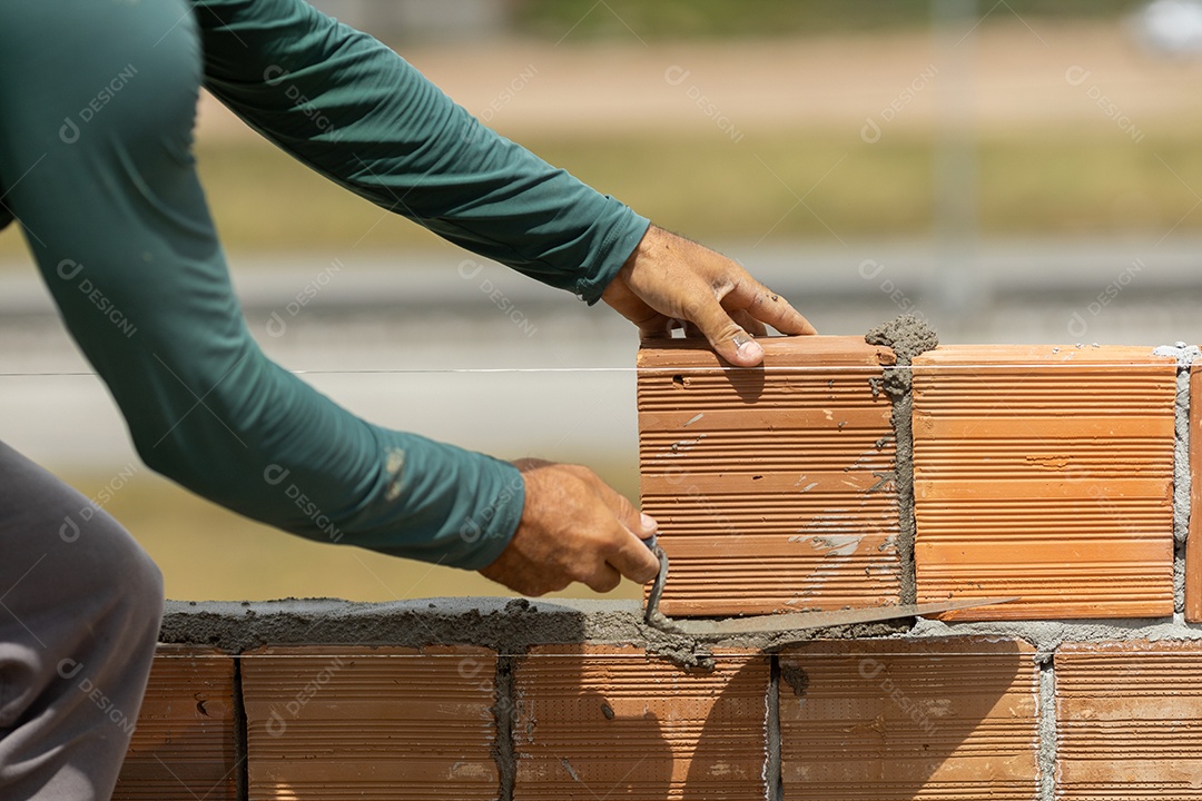 Homem trabalhador construindo paredes de construção