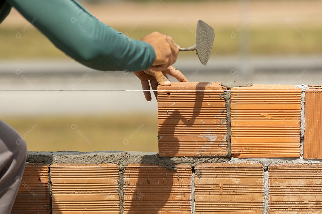 Homem trabalhador subindo paredes de casa