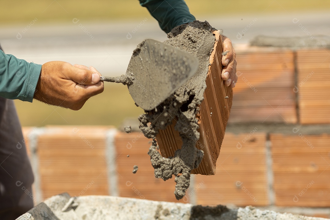 Homem trabalhador construindo paredes de construção