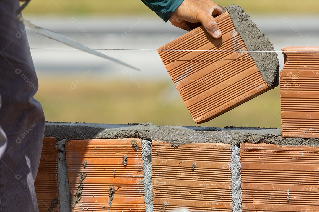 Homem trabalhador construindo paredes de construção