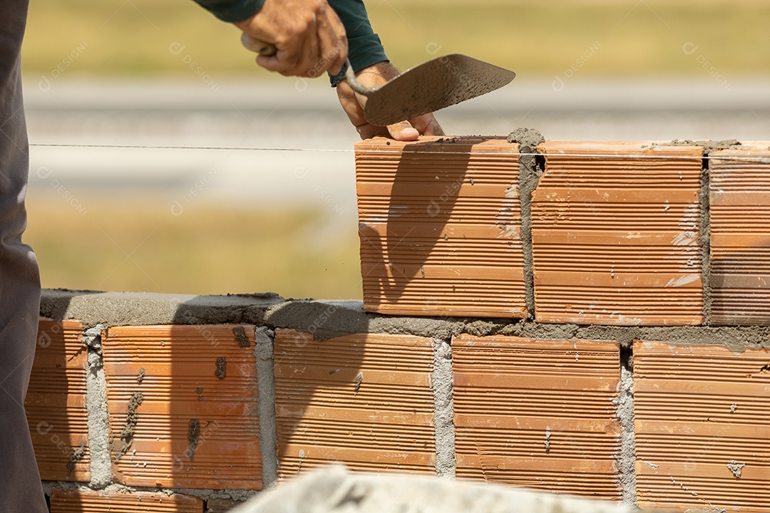 Homem trabalhador construindo paredes de construção