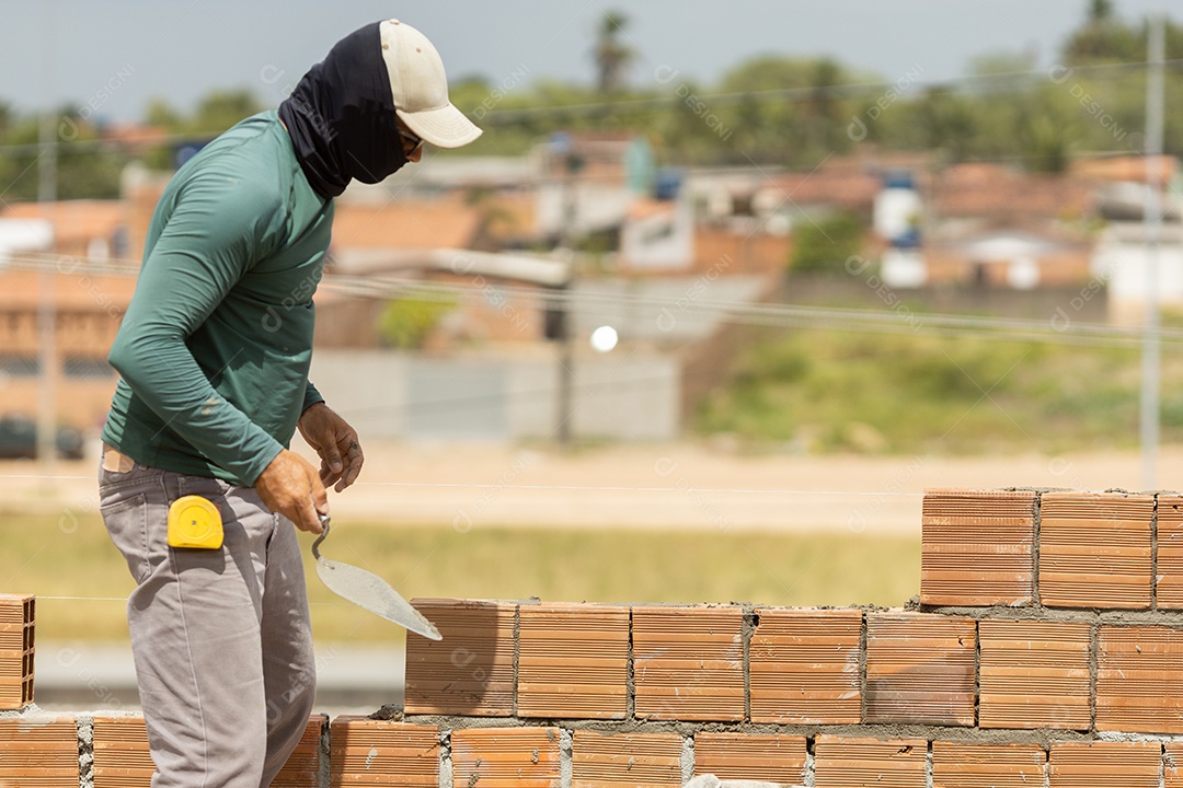 Homem trabalhador construindo paredes de construção