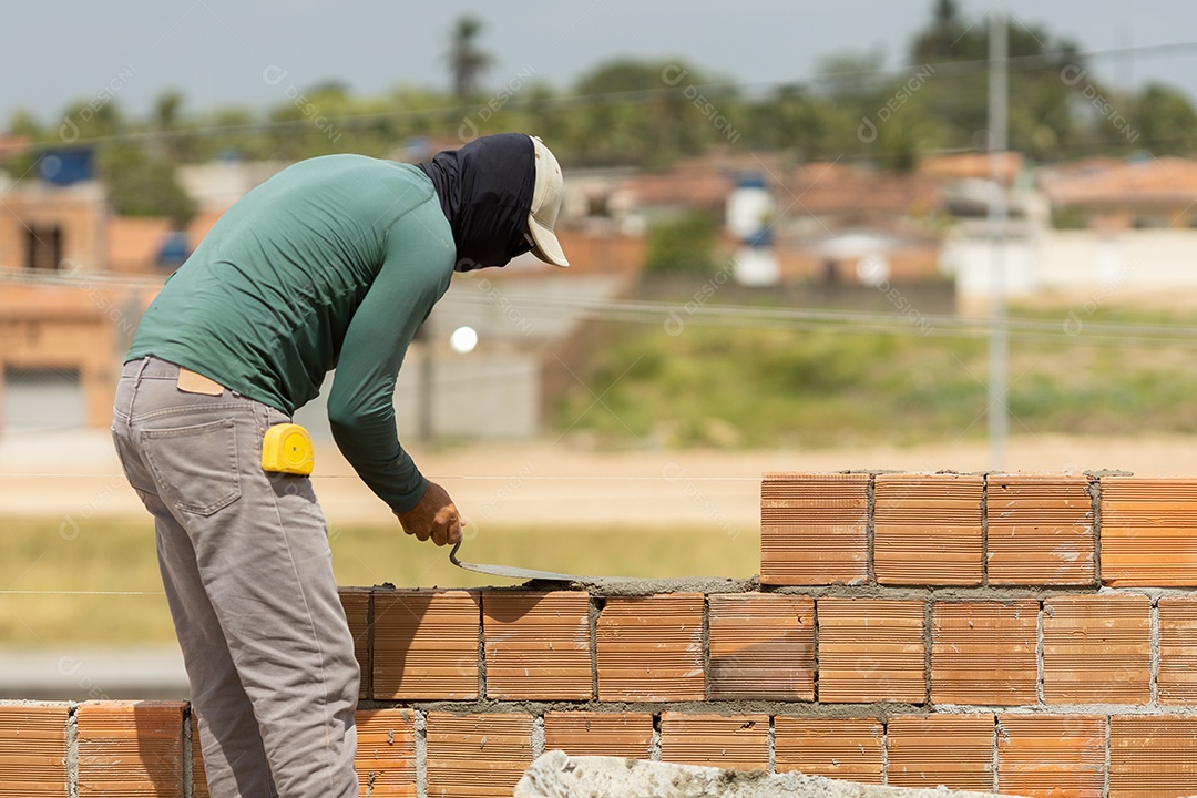 Homem trabalhador construindo paredes de construção