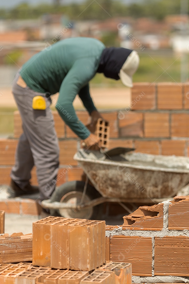 Homem trabalhador construindo paredes de construção