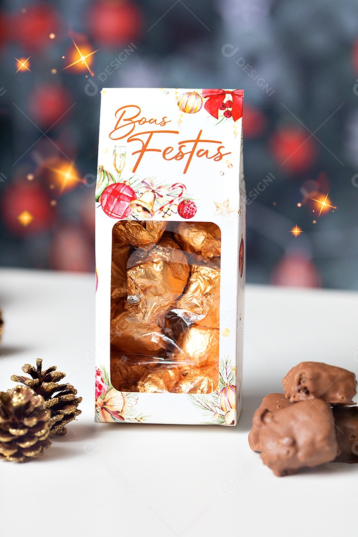 Panetone de Chocolate na Mesa de Madeira Com Enfeites de Natal