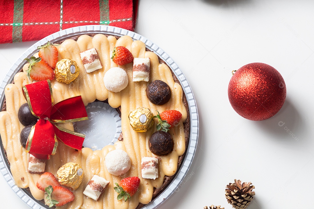 Bolo de Chocolate na Mesa de Madeira Com Enfeites de Natal