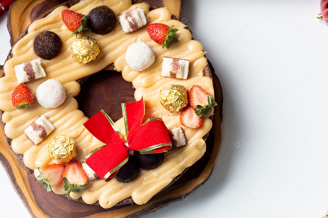 Bolo de Chocolate na Mesa de Madeira Com Enfeites de Natal
