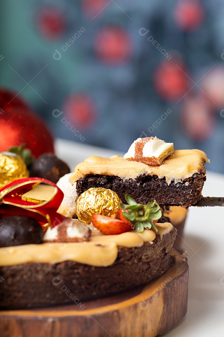 Bolo de Chocolate na Mesa de Madeira Com Enfeites de Natal