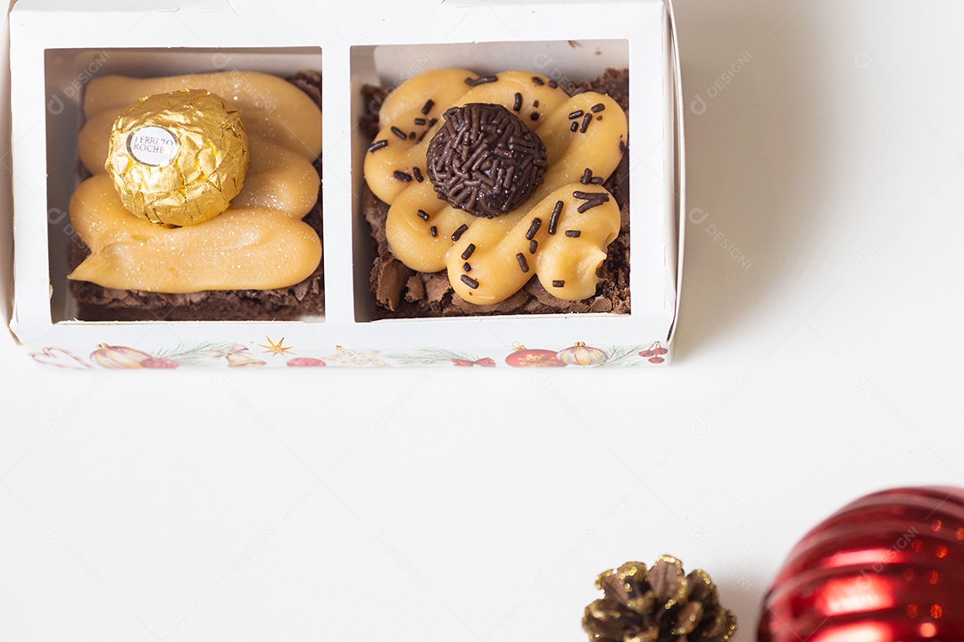 Panetone de Chocolate na Mesa de Madeira Com Enfeites de Natal