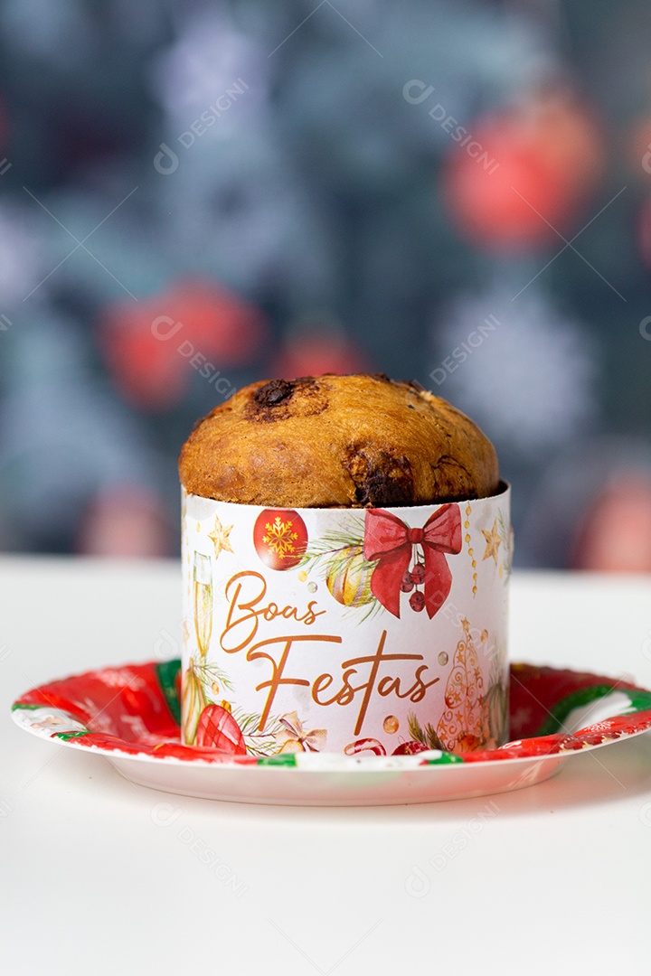 Panetone de Chocolate na Mesa de Madeira Com Enfeites de Natal
