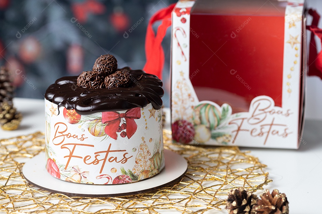 Panetone de Chocolate na Mesa de Madeira Com Enfeites de Natal