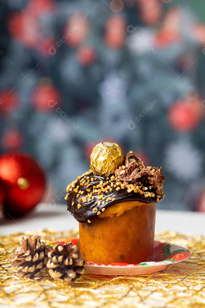 Panetone de Chocolate na Mesa de Madeira Com Enfeites de Natal